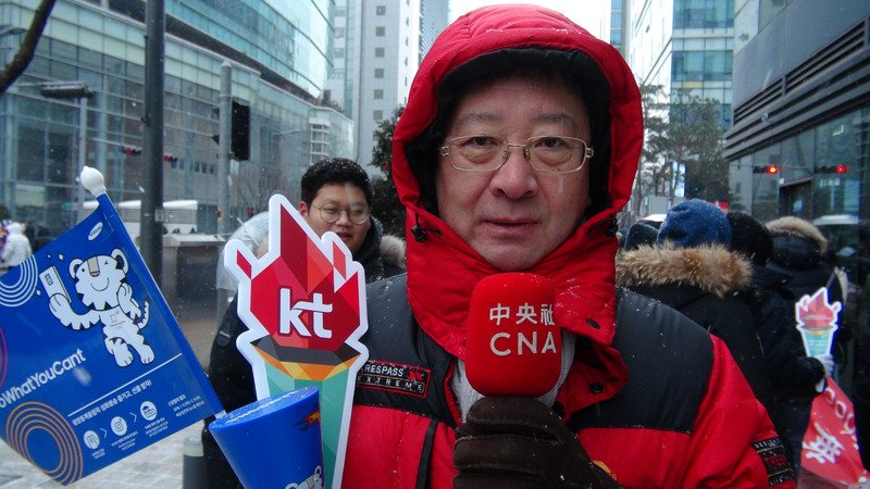 平昌冬奧首爾傳聖火 華僑中學師生加油