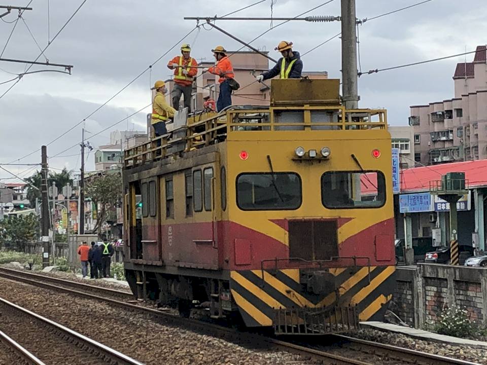 台鐵電車線斷落 已影響約7000人