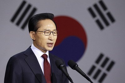 查收賄案 南韓檢方突襲李明博胞兄住處