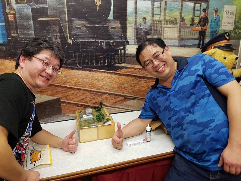 台日鐵道迷相挺 陳朝強喜獲巡道車模型