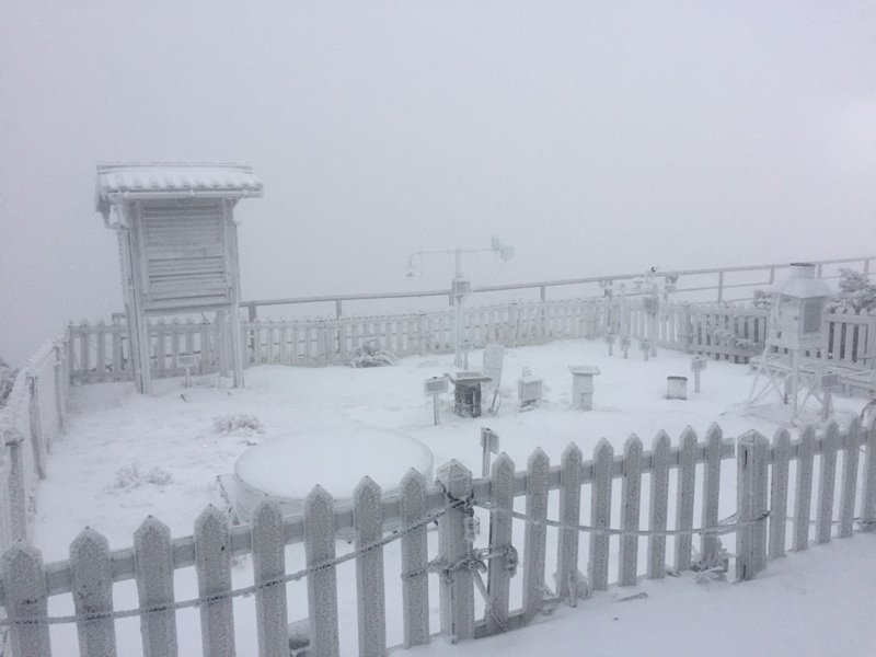 低溫加水氣 玉山清晨降雪近2小時
