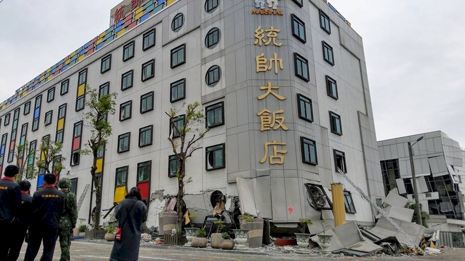 統帥大樓受困2人確定生存 持續救援中