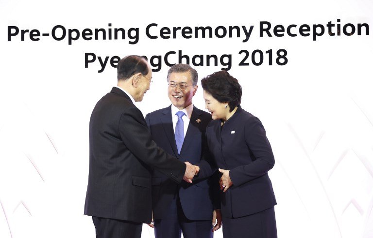 文在寅歡迎金永南到訪 兩人握手合影