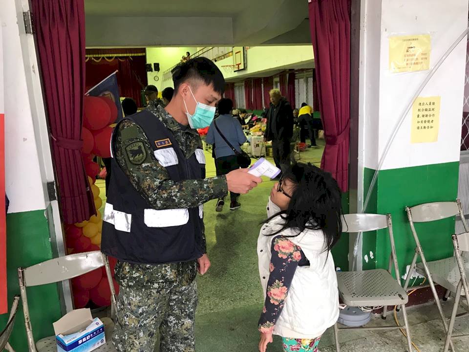 陸軍司令與傅崐萁討論花蓮震災後復原