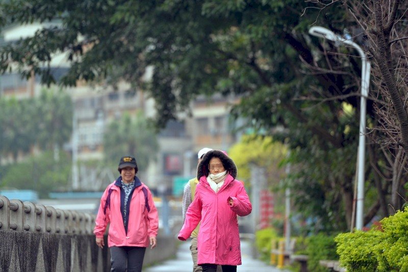 午後寒流南下降溫轉雨風漸大 入夜台南以北11度
