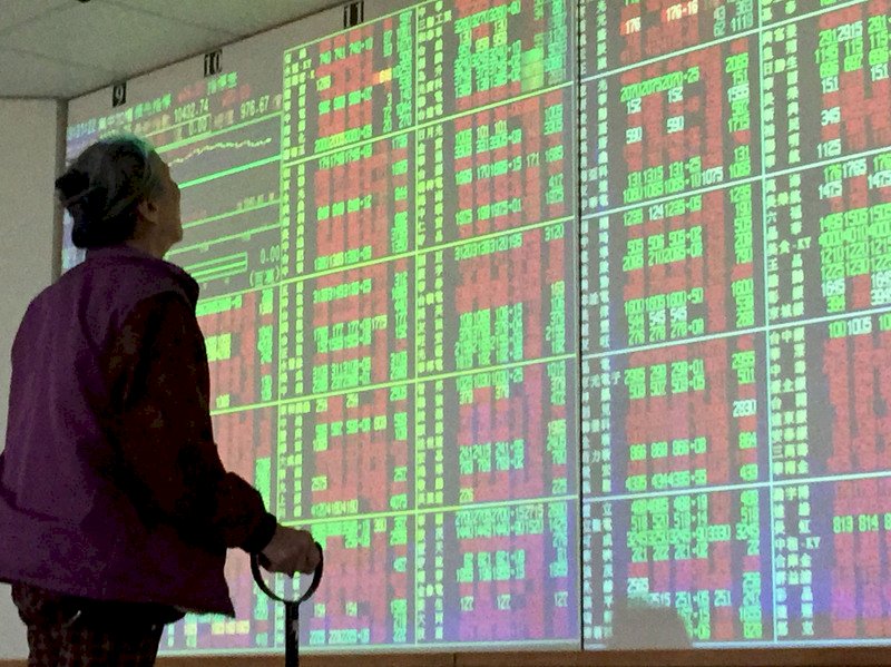 台股雞年漲近千點 農曆年首度萬點封關