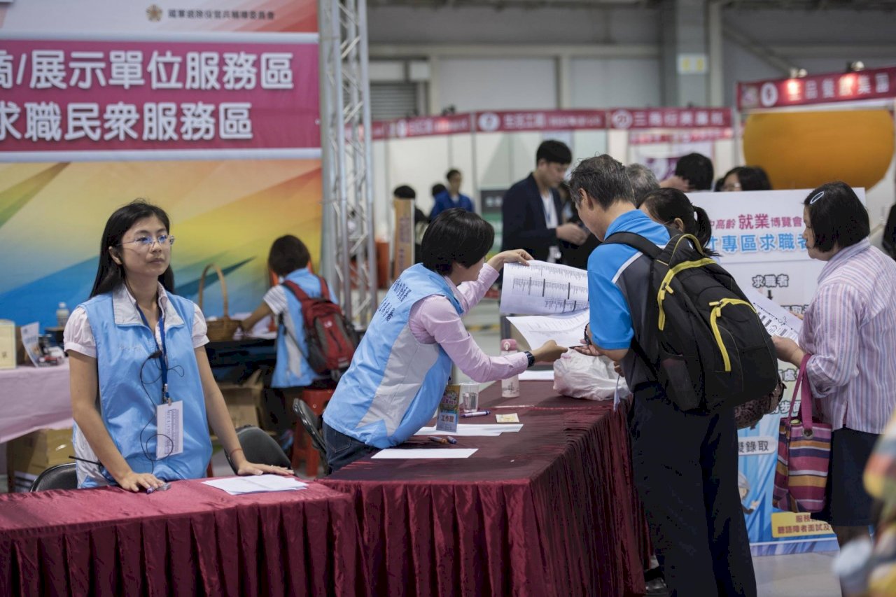 中高齡就業促進法上路滿週年 三分之二企業增加聘雇意願但薪資打折