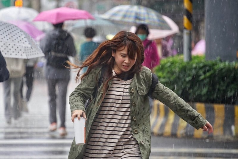鋒面近對流旺 13縣市大雨特報