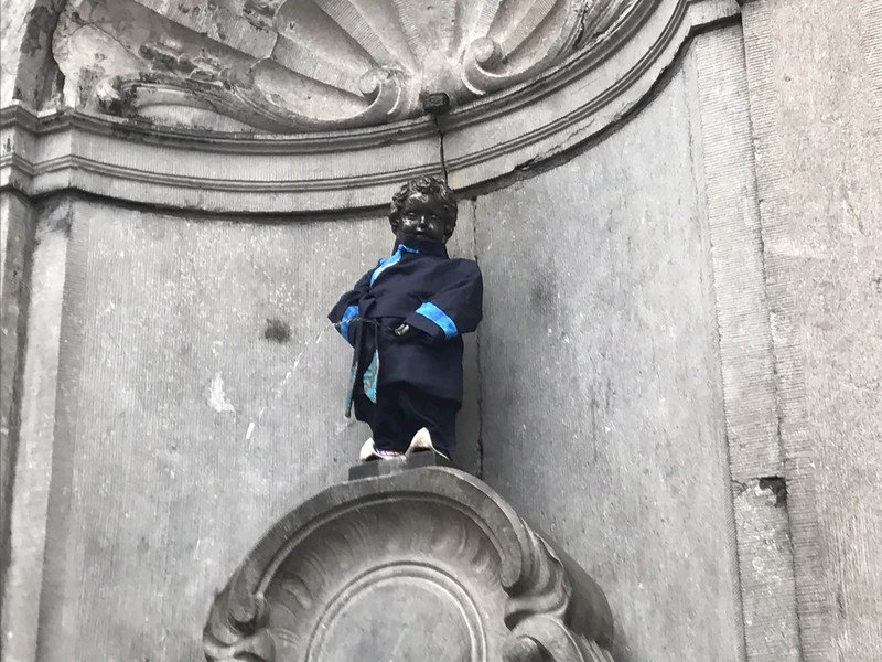 外交部：比利時尿尿小童穿上客家服飾