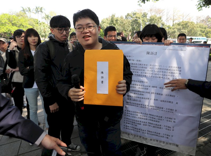 潑漆青年指失職 檢警：依法處理