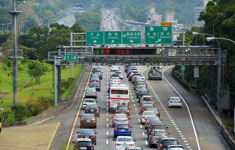 元旦連假第2天 國道車潮較去年增13%
