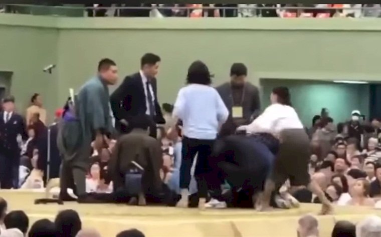 舞鶴市長暈倒 女護士進相撲場地急救犯禁忌