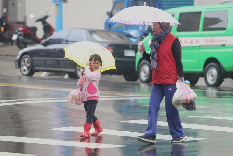 華南雲雨通過  北台灣濕涼