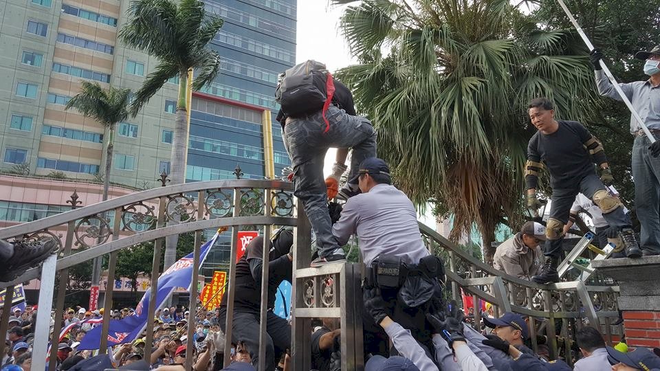不滿軍人年改 抗議團體衝撞立院爆衝突