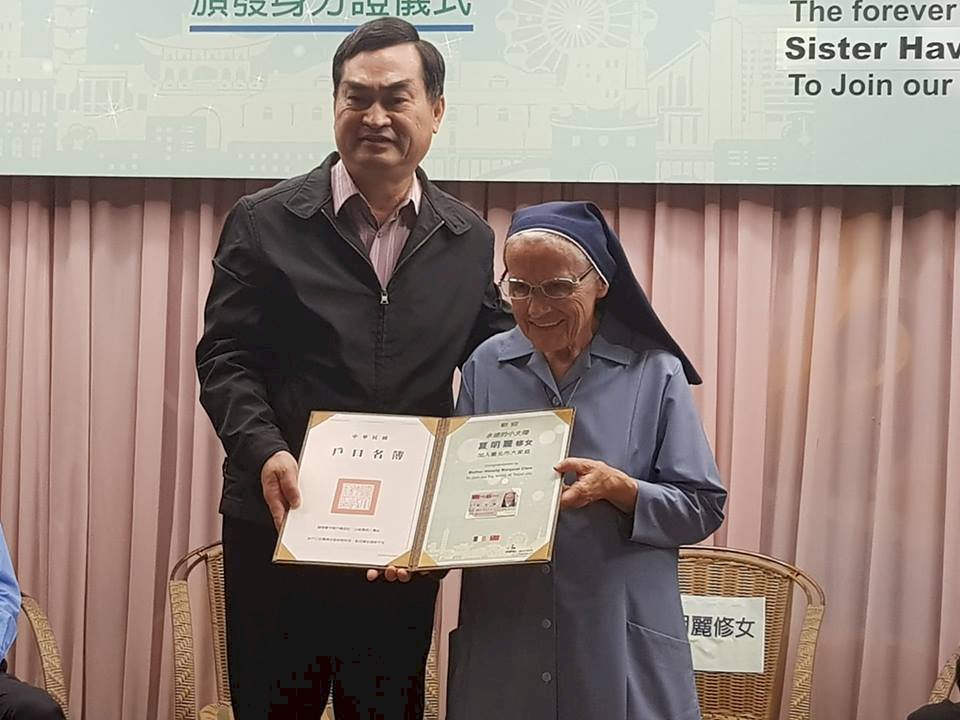 來台30年 夏明麗修女獲台灣身分證