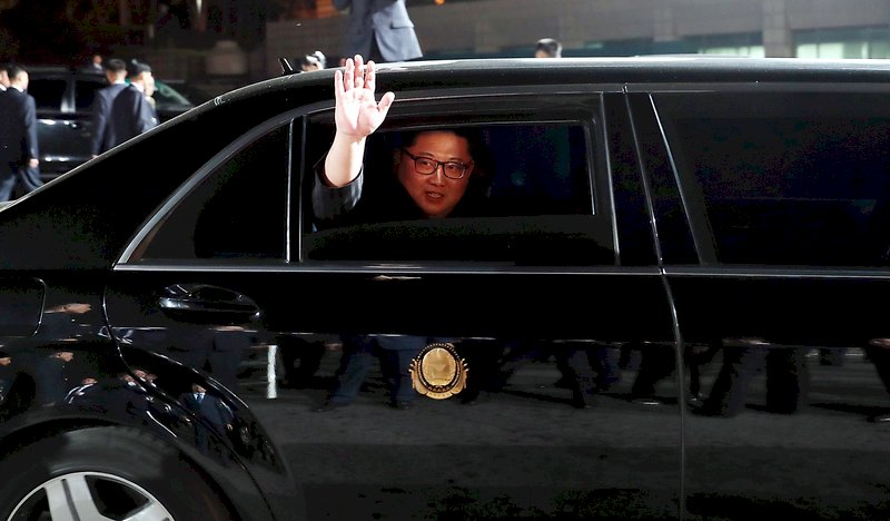 金正恩北返揮手致意 第一夫人相擁道別
