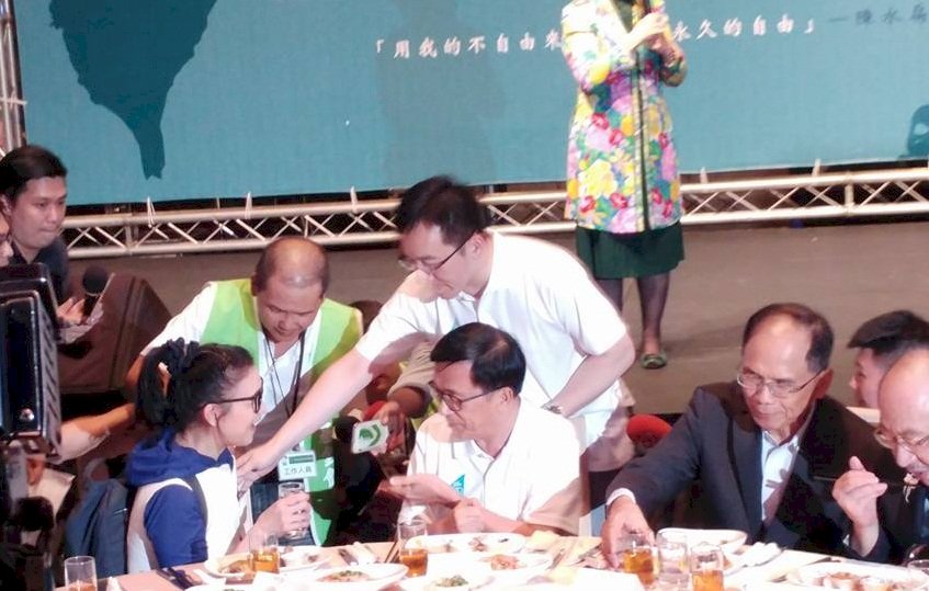 璩美鳳現身向扁致意 成募款餐會焦點