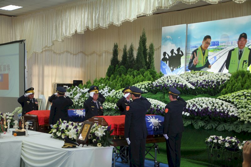 殉職國道員警公祭  蓋國旗慰英靈
