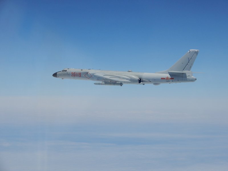 中國轟6戰機飛越宮古海峽 日戰機緊急起飛