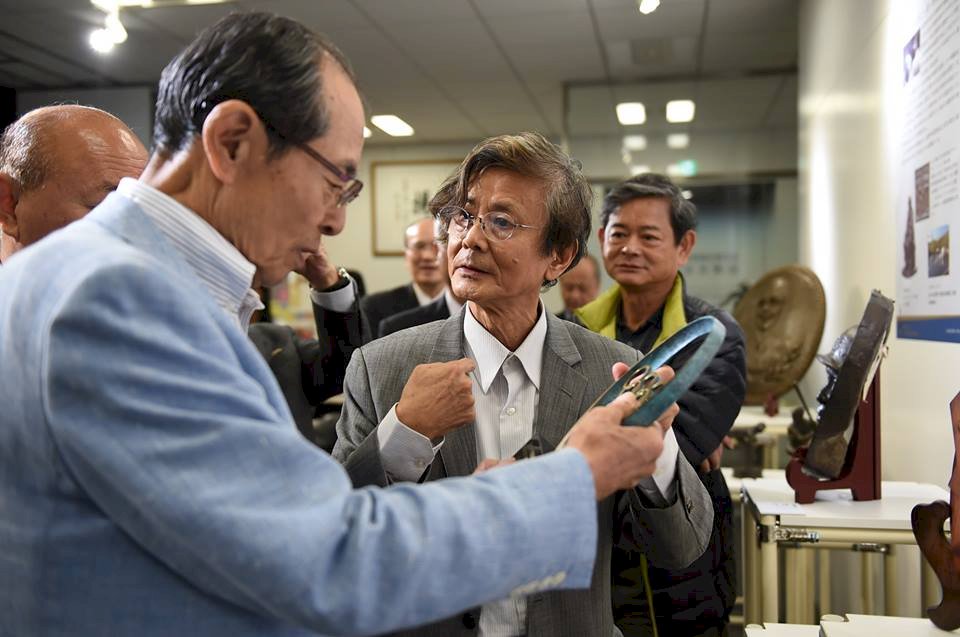 台日雕塑淵源展 展出王貞治浮雕