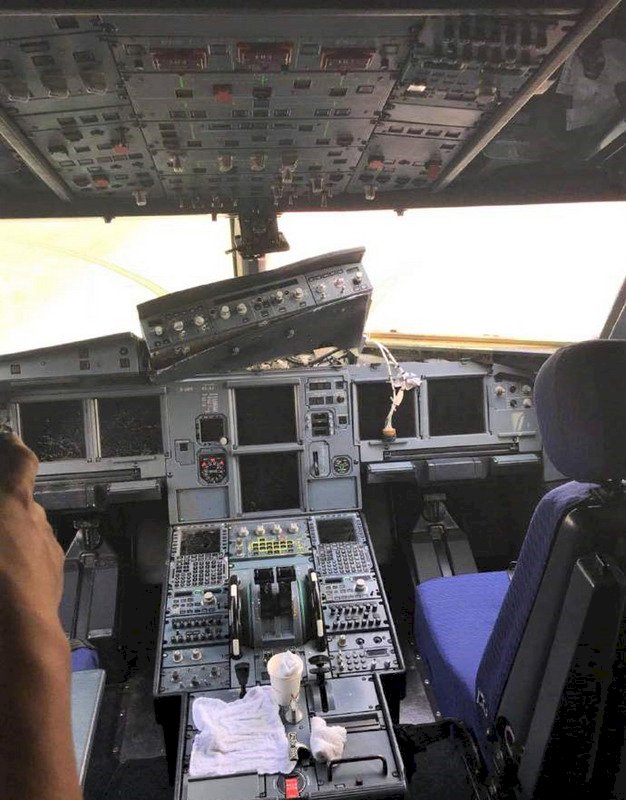四川航空擋風玻璃碎裂 副機師曾被吸出機外
