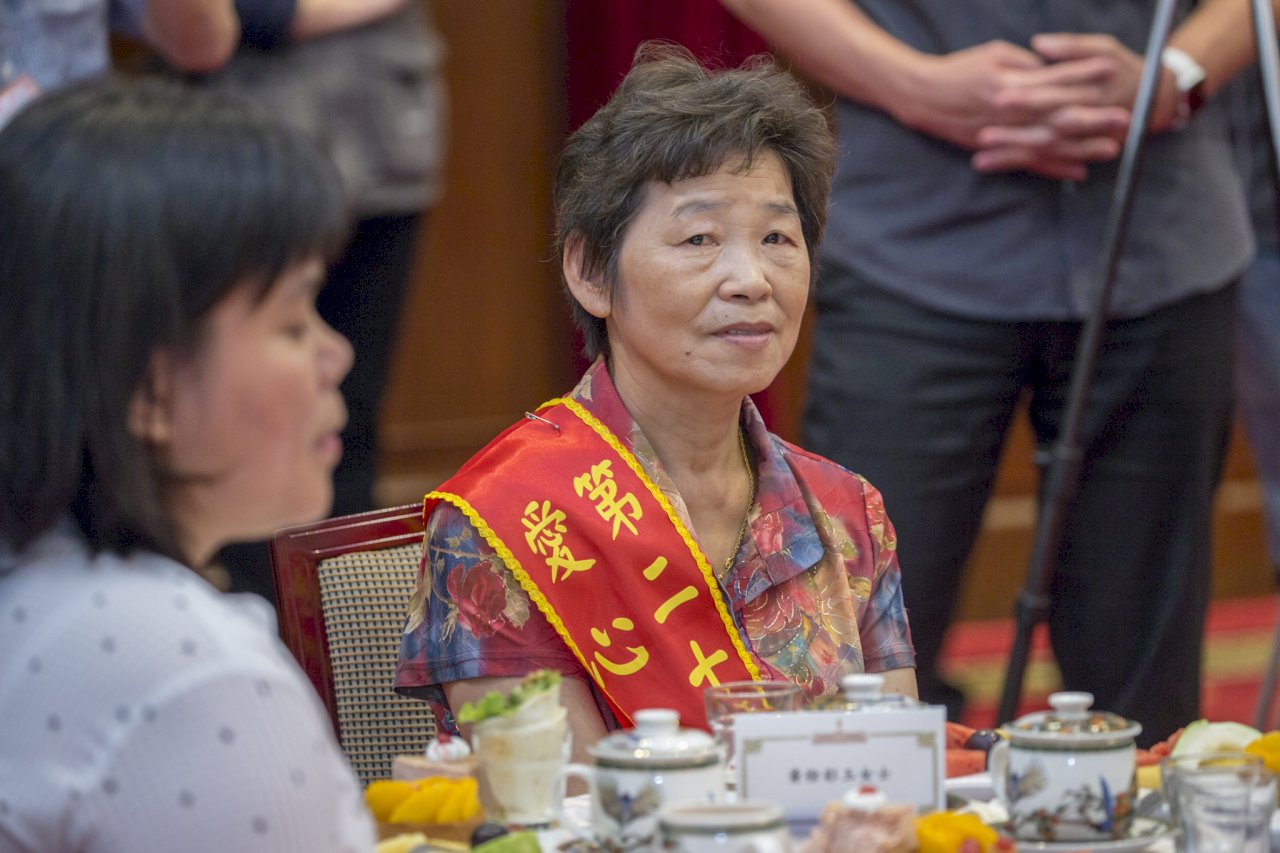 總統見愛心媽媽 首位一級艦女艦長母親在列