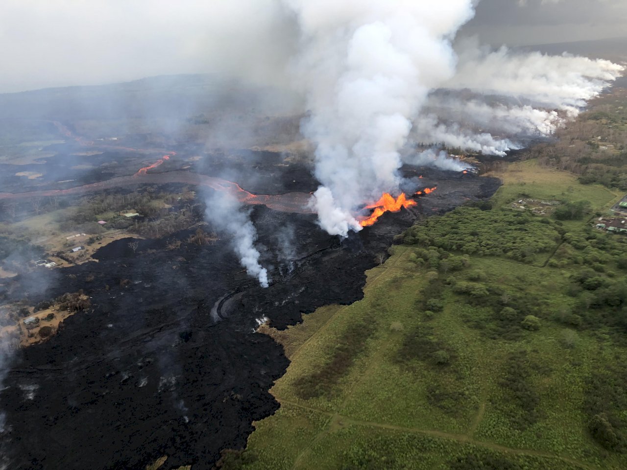 夏威夷火山熔岩流竄 覆蓋電廠地熱井
