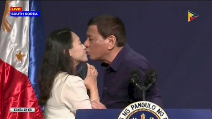 杜特蒂訪韓 與女菲僑親嘴惹議