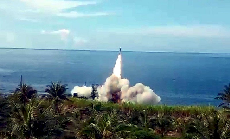 不明物落總統面前起白煙　軍方：靶機燃燒物