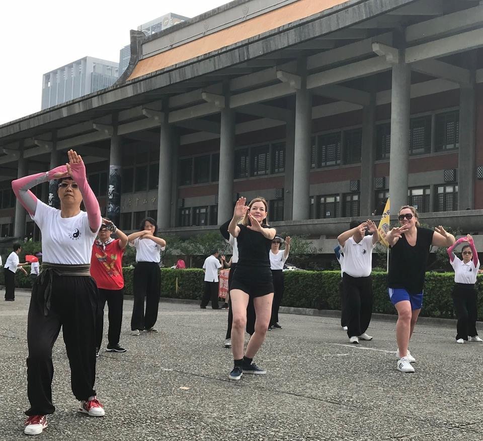 美助卿羅艾斯親民 與台灣民眾一起打太極