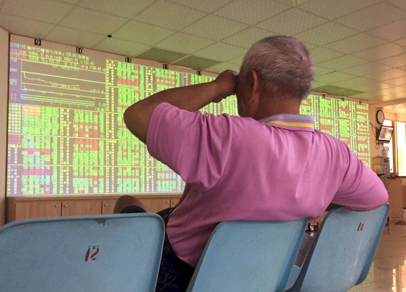 蘋概股溜滑梯 台股臨9700保衛戰