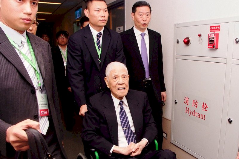 李登輝出訪沖繩  心情愉悅微笑說好