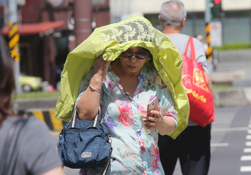 颱風來氣流沉降 北台灣多處高溫逾36度