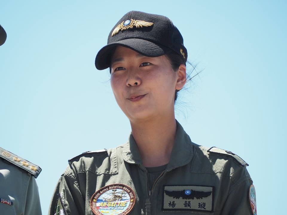 阿帕契炫技秀炸彈開花 正妹女飛官也吸睛