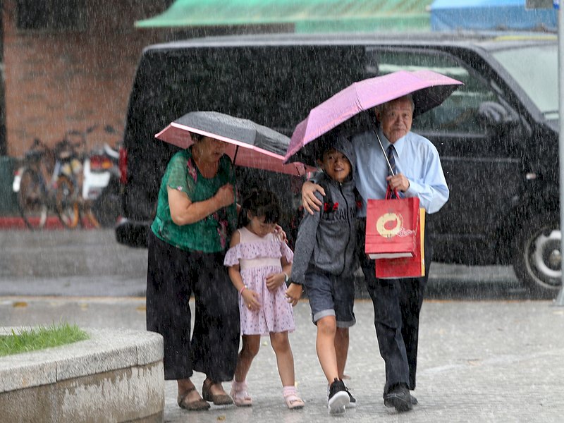 熱低壓颱風環流影響 各地陣雨或雷雨