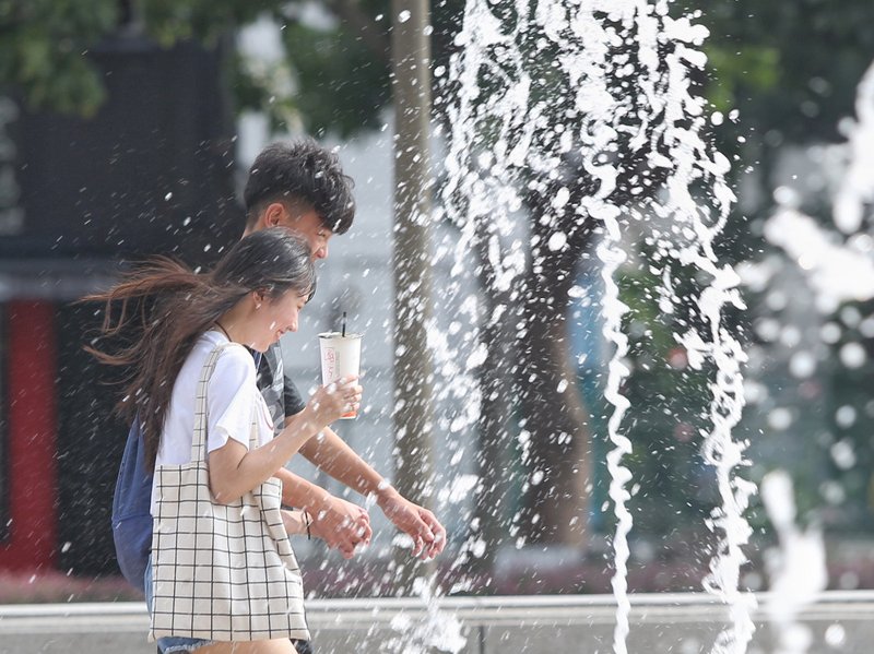 白天晴朗炎熱防曬 山區午後短暫雷陣雨