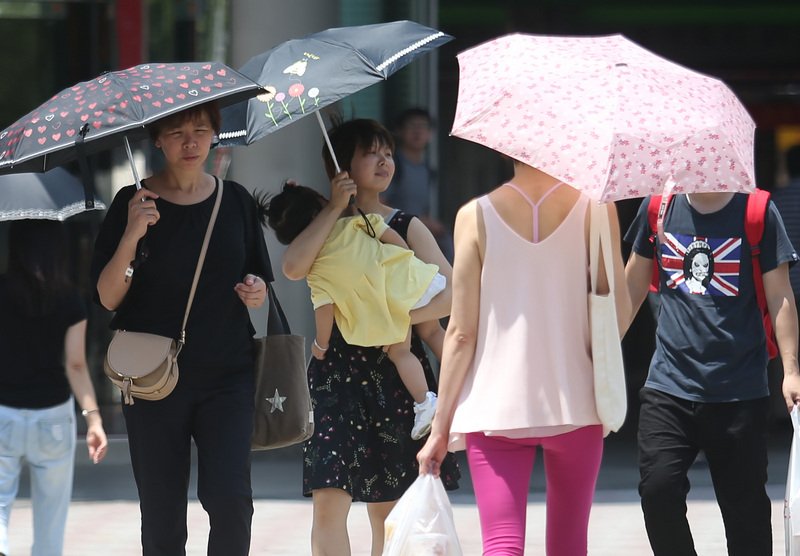 白天晴朗炎熱防曬 山區午後短暫雷陣雨