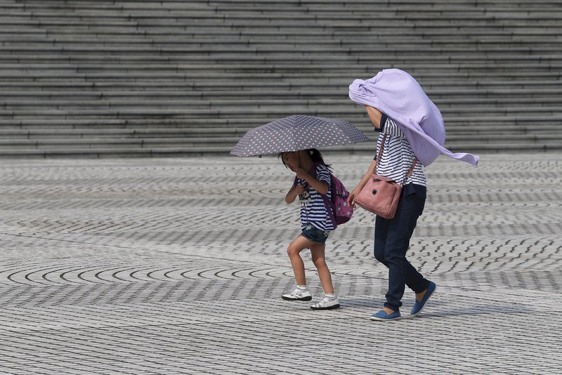 天氣炎熱多喝水 留意午後雷陣雨