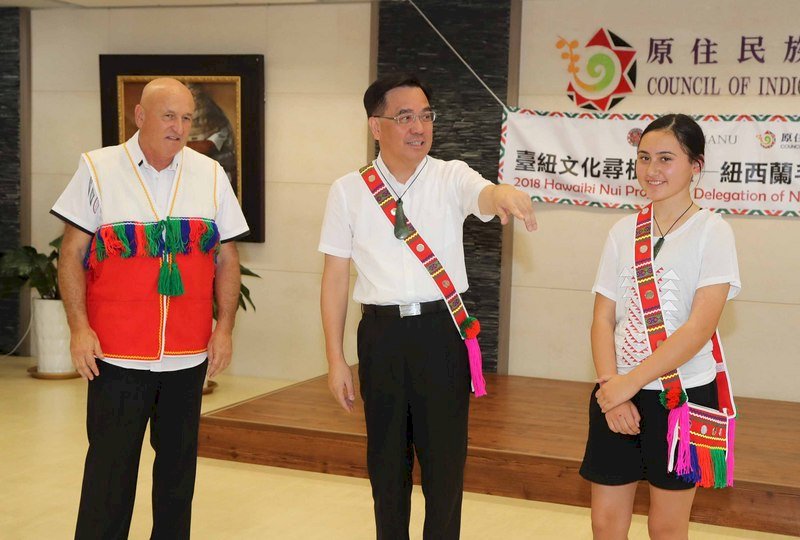 毛利青少年來台尋根 獲贈阿美族情人袋