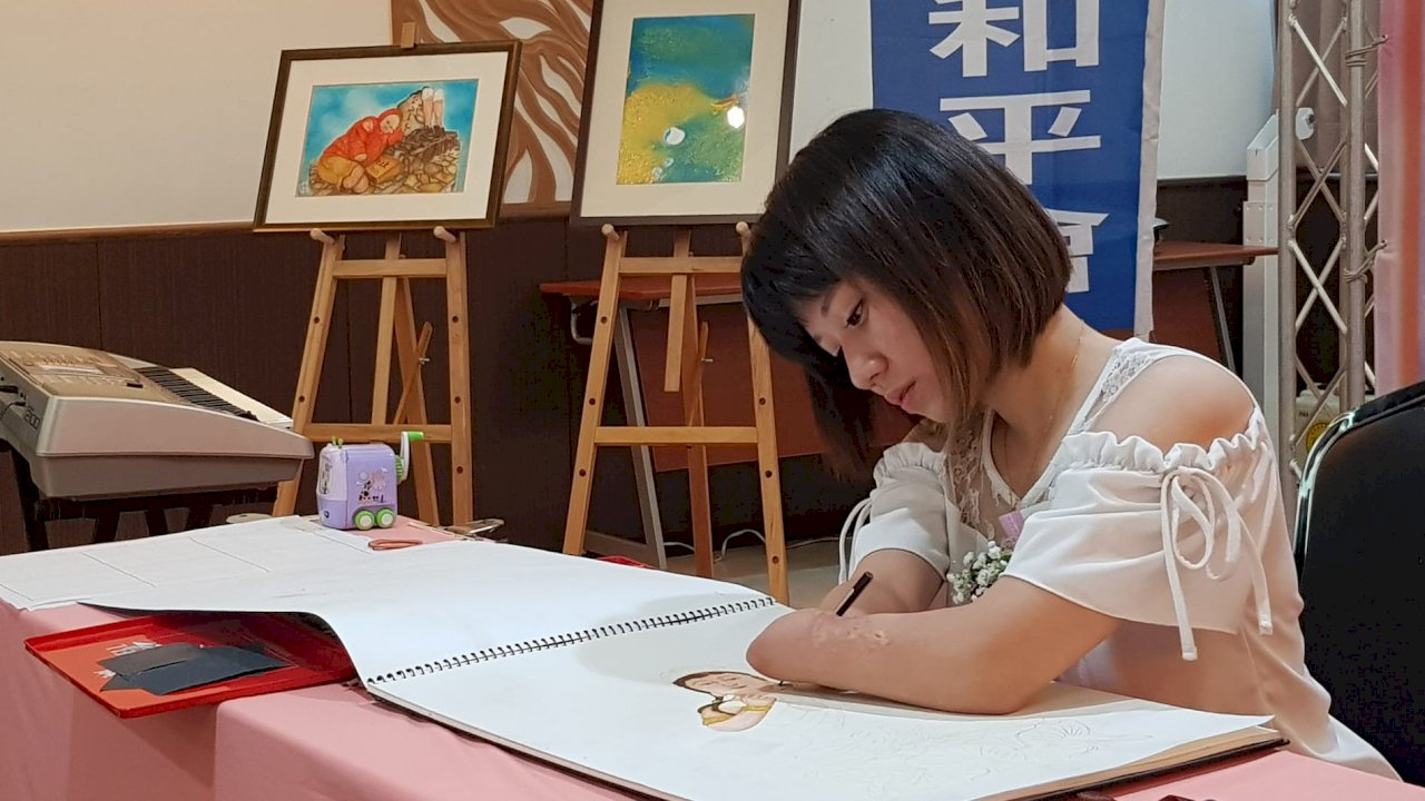 折翼天使郭韋齊 義賣畫作救飢兒