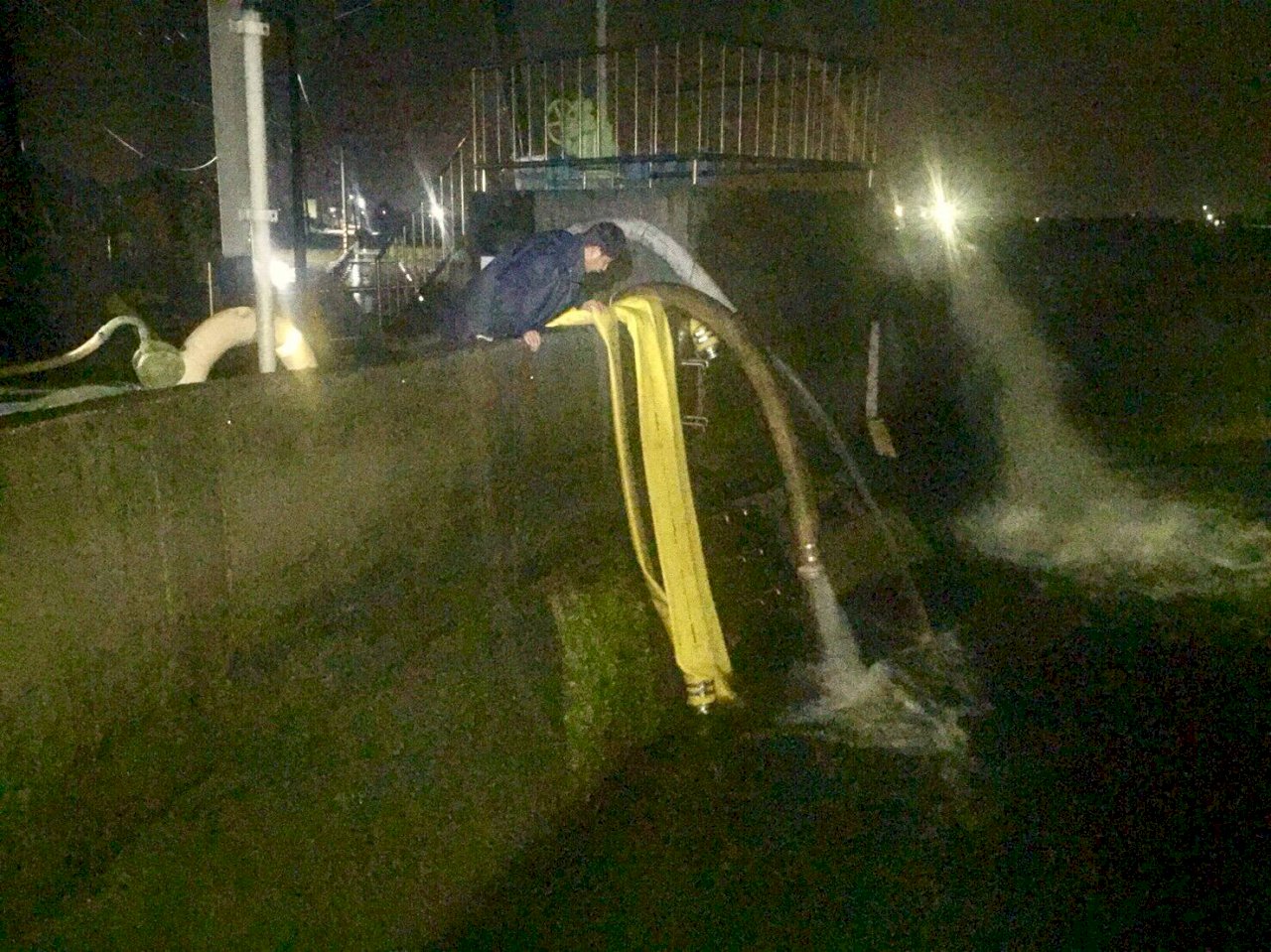 防水患擴大 海軍動員抽水機24小時運作