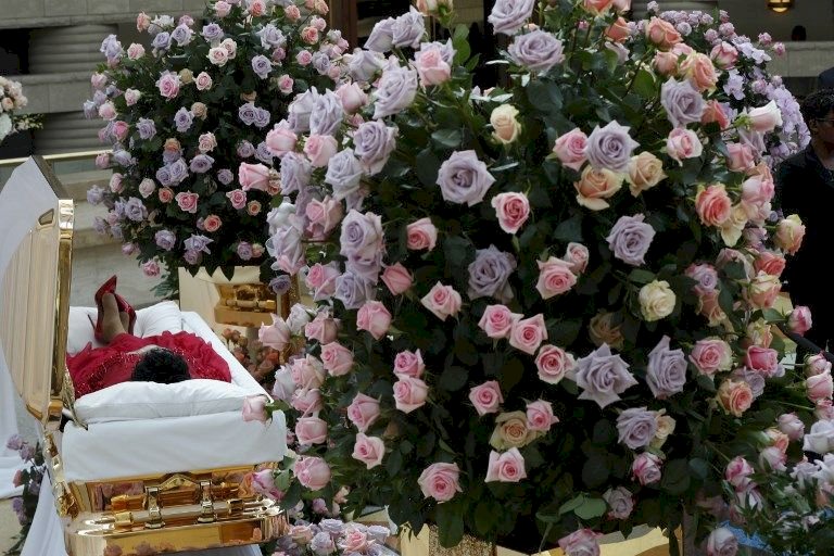 靈魂歌后停靈家鄉 粉絲排隊瞻仰遺容