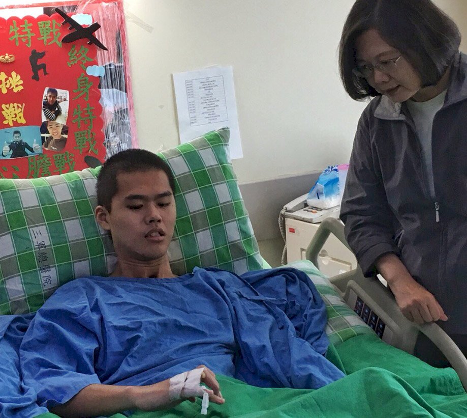 軍人節前夕 蔡總統三總探望受傷傘兵秦良丰
