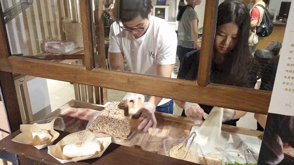 鉋刀工藝前進美國 國慶晚宴現做花生捲冰淇淋