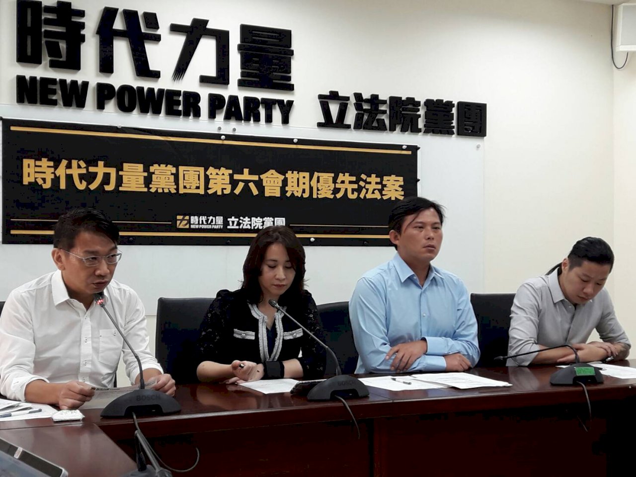 台胞居住證開辦 時力推強制申報列優先法案