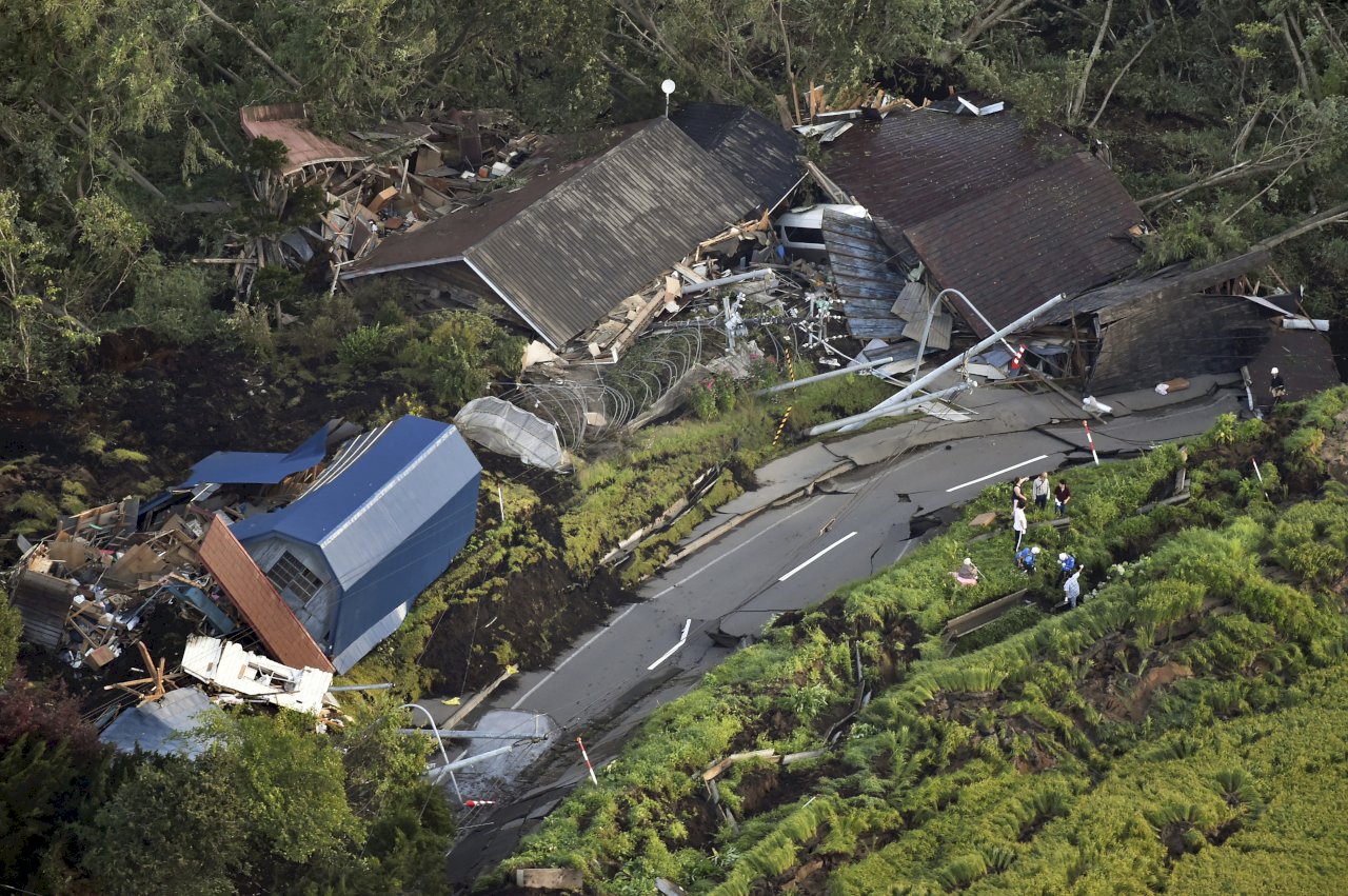 北海道凌晨強震 山崩埋屋人員受傷