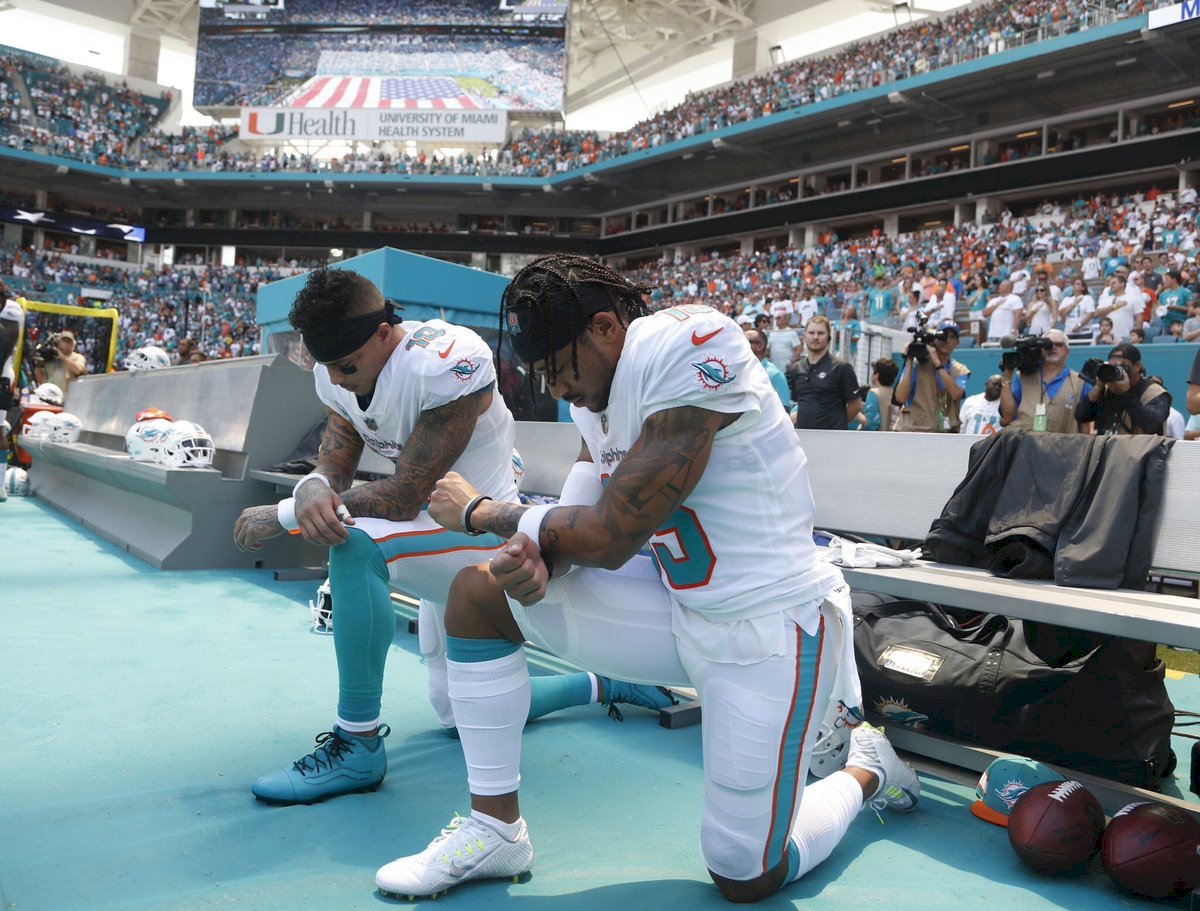 NFL球員繼續跪地抗議 川普警告收視下滑