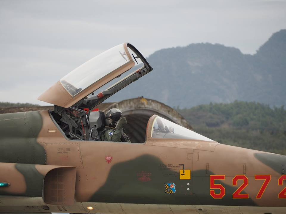 2架F-5降落同時爆胎 原因在這