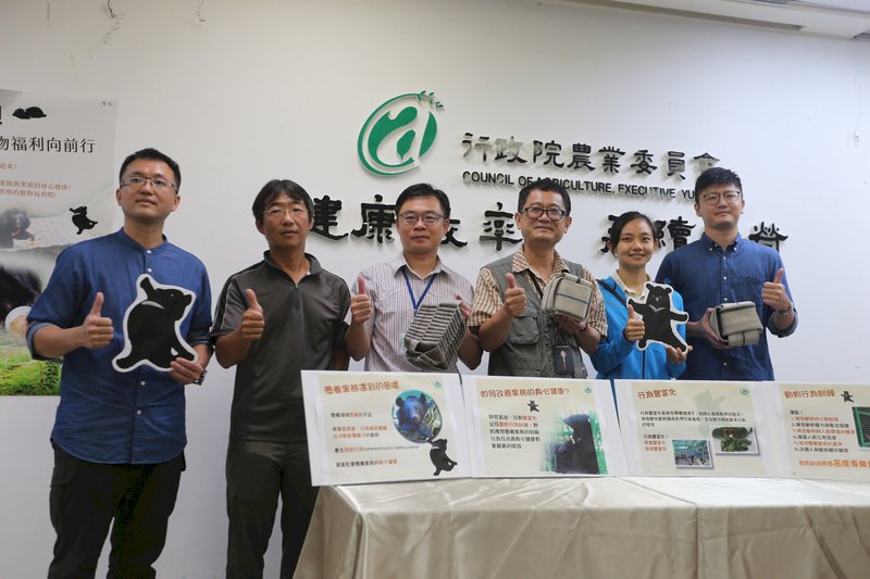 黑熊透過動物行為訓練 刷牙、打針乖乖配合