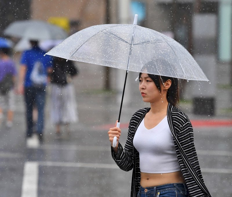 高溫炎熱 東部及各地午後有局部雨勢